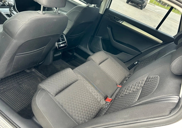 Skoda Superb cena 96600 przebieg: 105450, rok produkcji 2019 z Pabianice małe 254